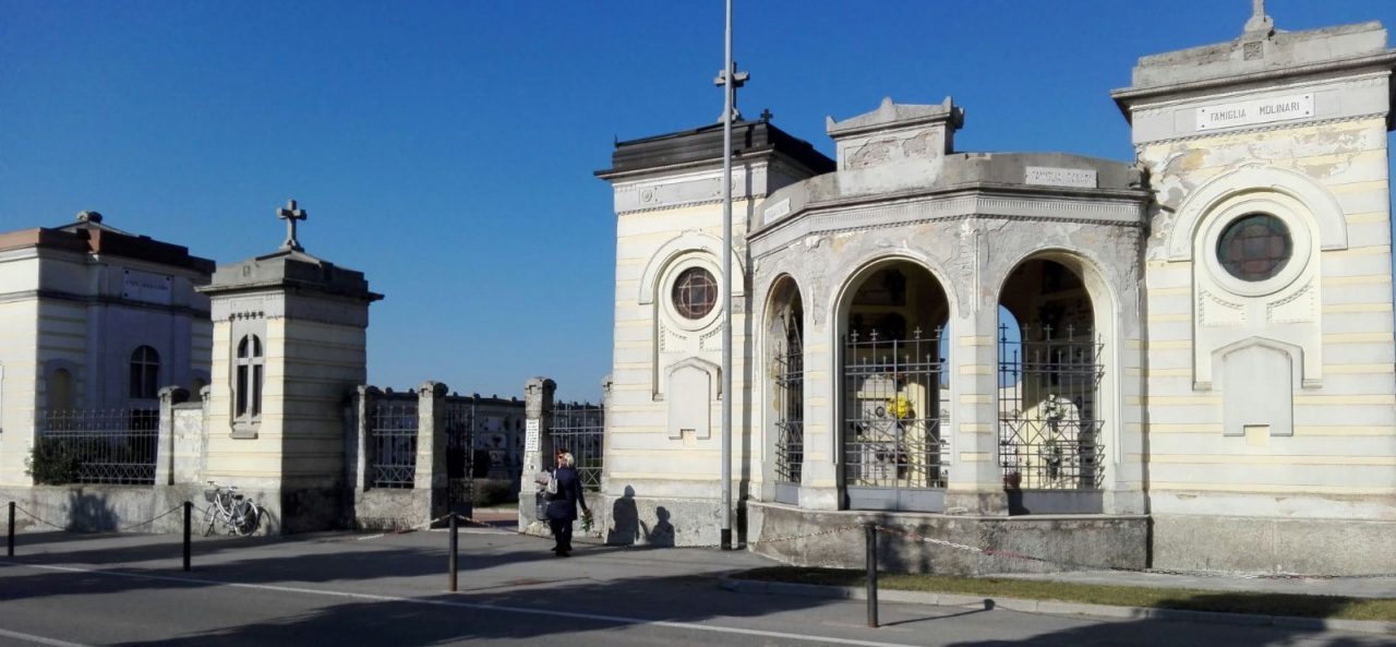 Furto al cimitero incivili rubano nelle cappelle di famiglia