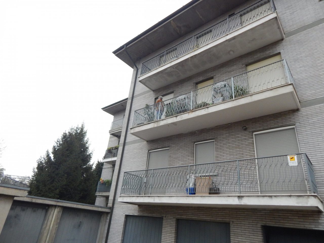 Vede ladri entrare in casa e scatta la colluttazione