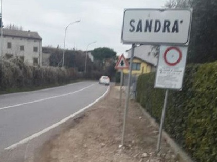 30 famiglie isolate: non c’è il marciapiede…