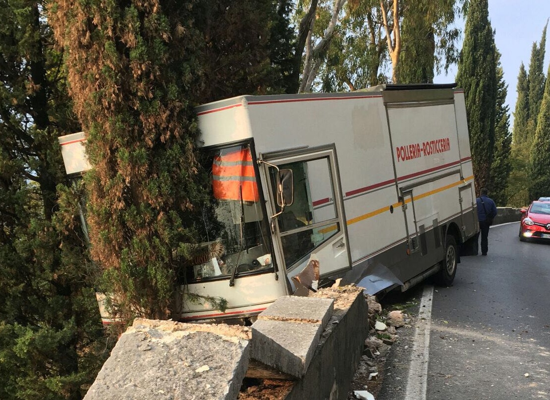 45bis: furgone si ferma sul dirupo