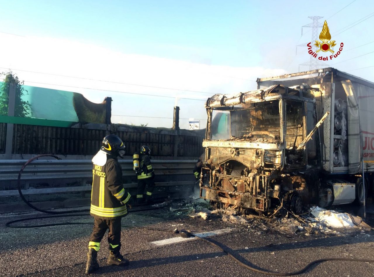 A fuoco un camion carico di birra – IL VIDEO