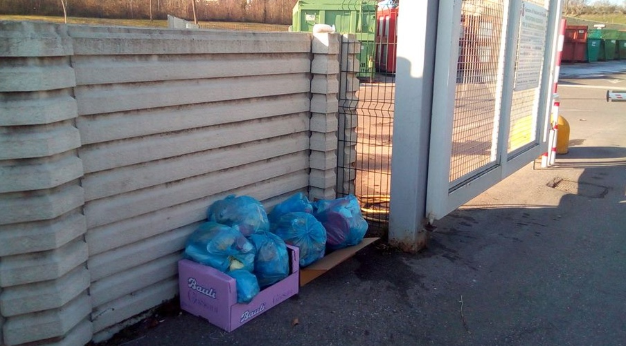 Abbandonano rifiuti: beccati e multati