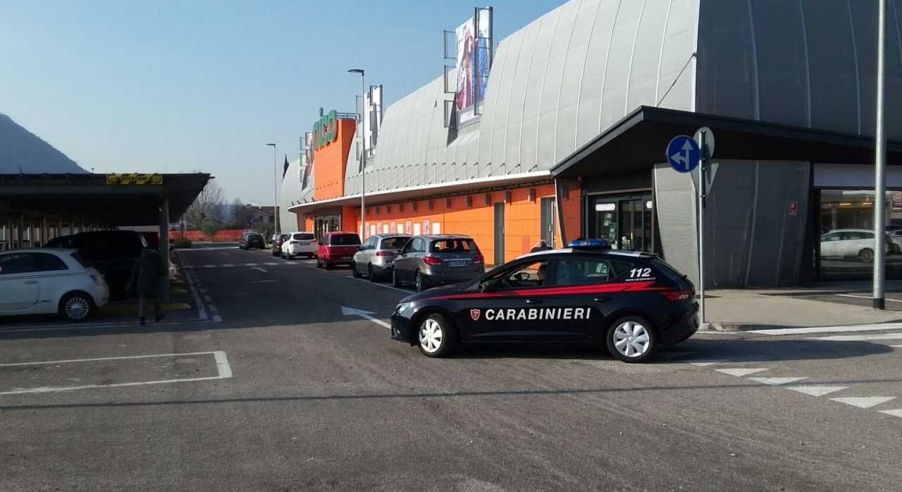 57enne ruba i vestiti e scappa