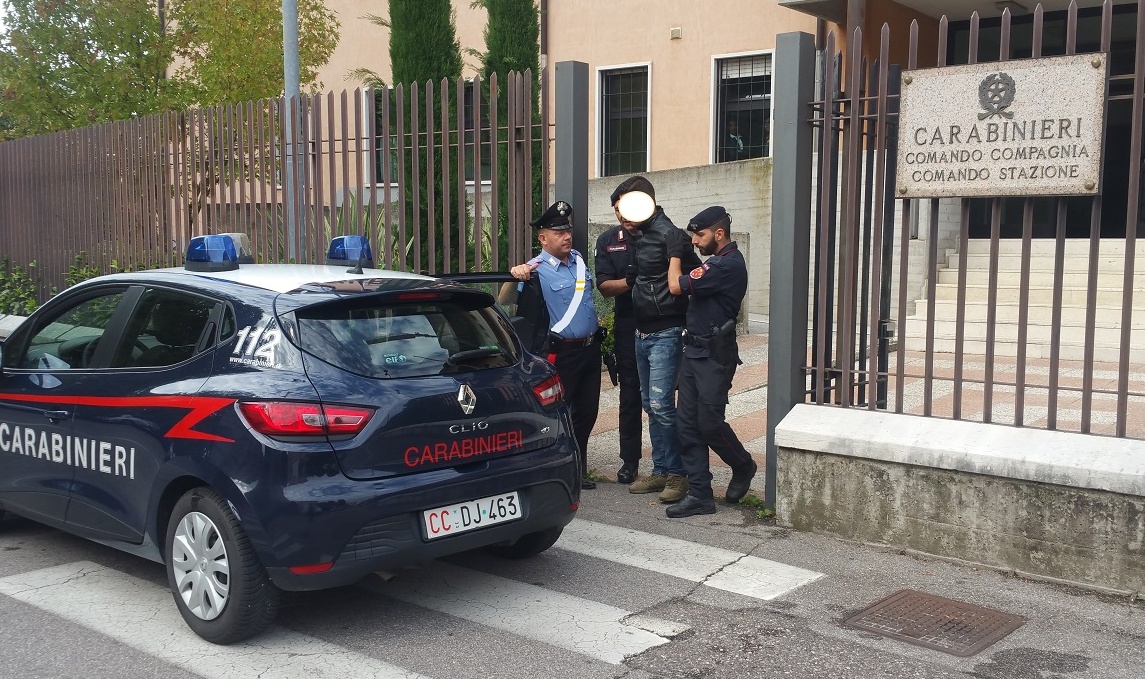 Aggressore si finge vittima, arrestato