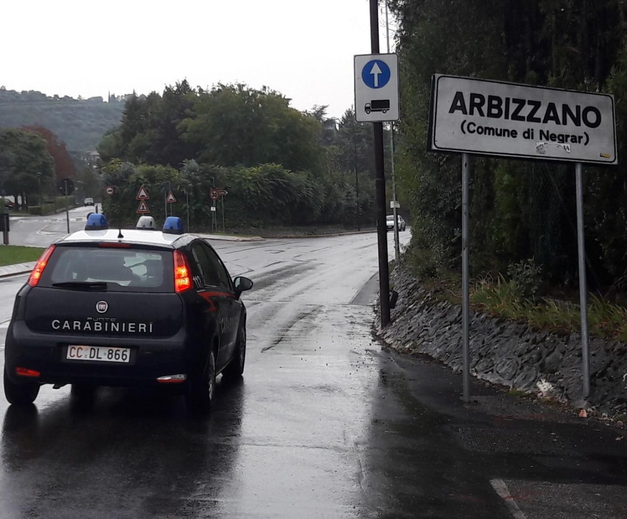 Ai domiciliari per prostituzione, trovato in strada