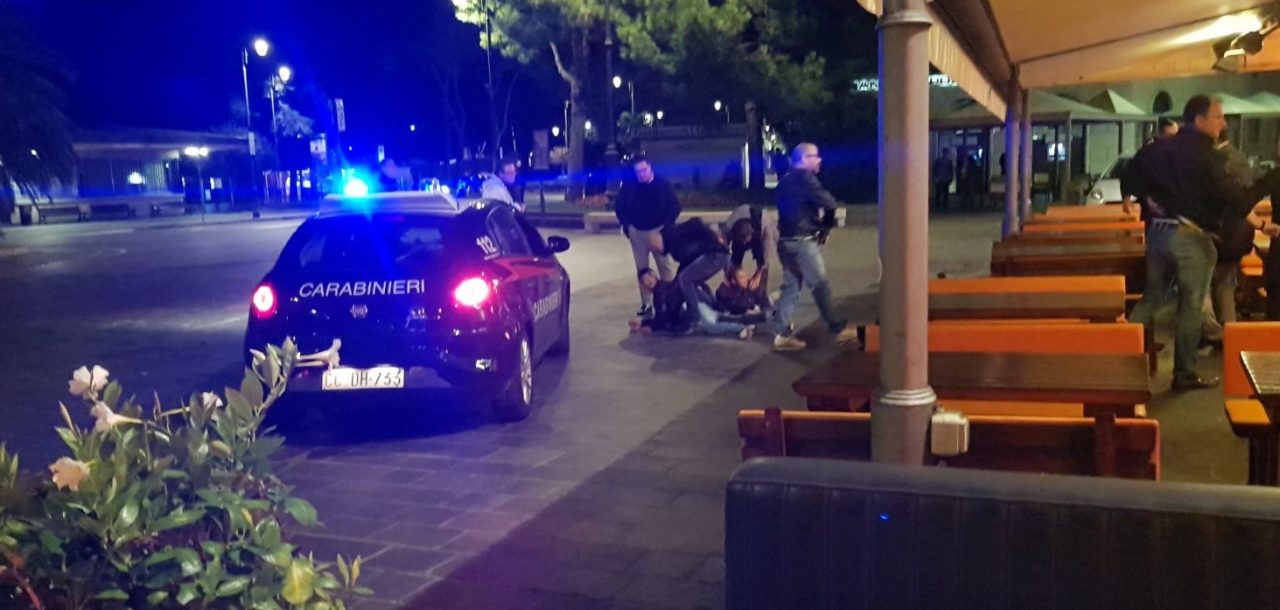 «Aiuto, mi sparano»: paura in piazza Matteotti