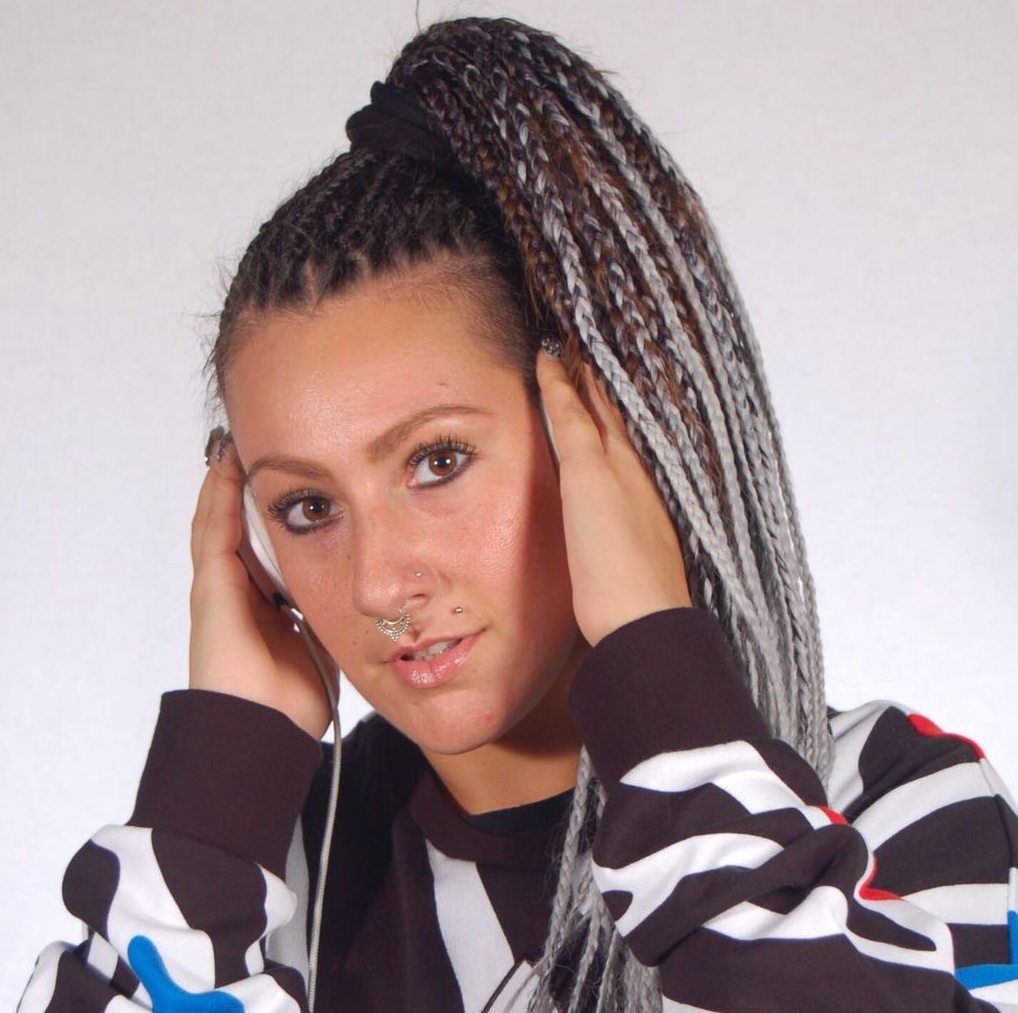 Alessandra balla sul palco del Festival