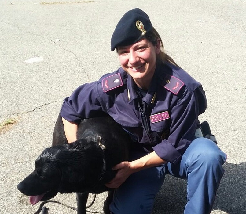 Angela, la donna che insegna ai poliziotti a sparare