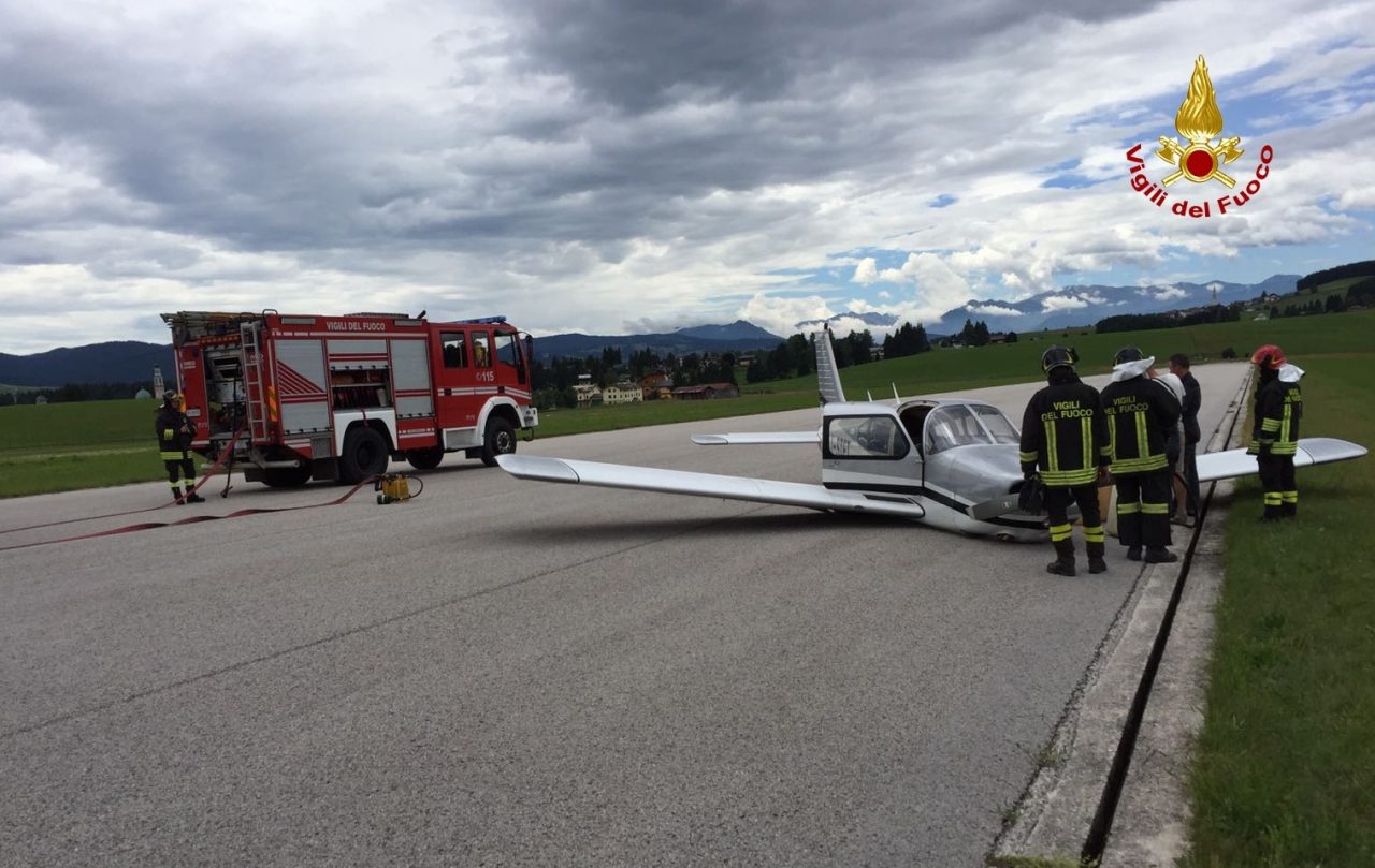 Atterraggio «di pancia» per un aereo turistico