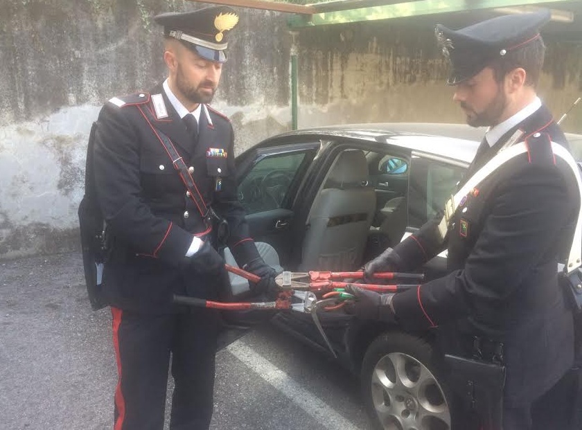 Attrezzi da scasso in auto: denunciato