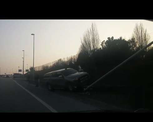 Auto abbatte palo allo svincolo di Desenzano