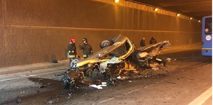 Auto contro bus pieno di studenti: un morto e diversi feriti. LE FOTO