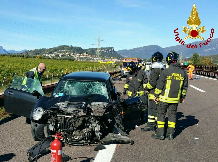 Auto contro guardrail, donna salvata dai pompieri