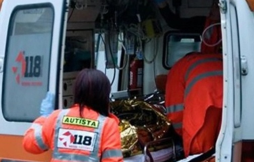 Auto contro scooter, due in ospedale