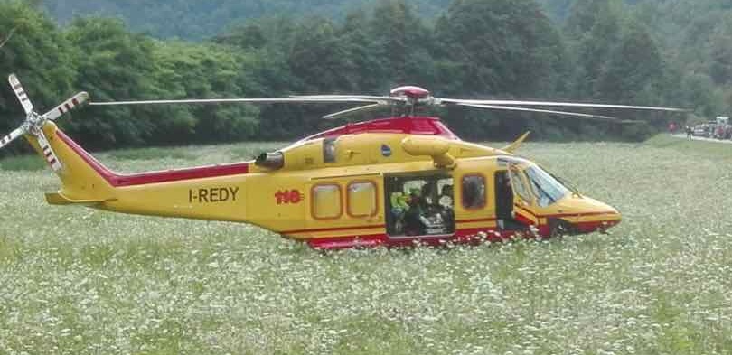 Auto finisce fuori strada: ferite tre ragazze