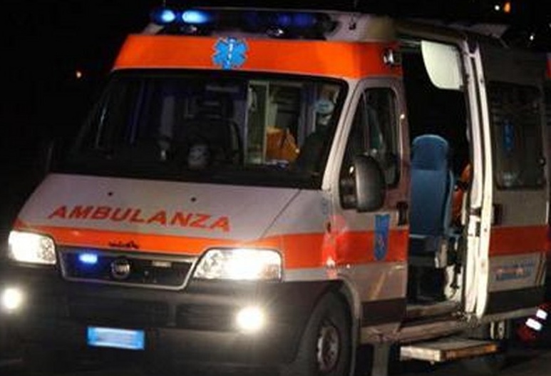 Auto fuori strada: muore un 19enne