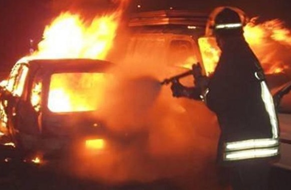 Auto in fiamme in tangenziale