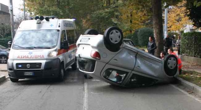 Auto si ribalta sulla 45bis