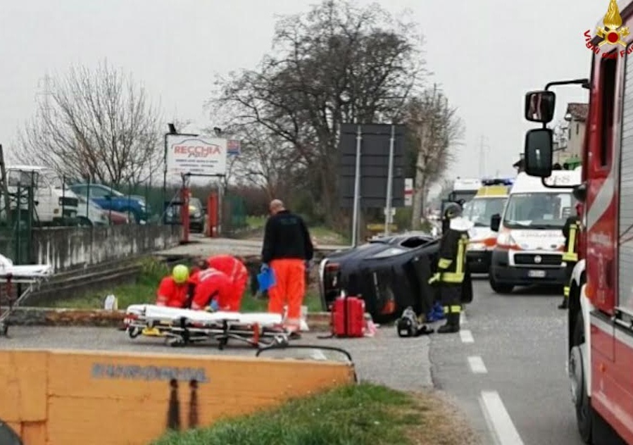 Auto si rovescia, un ferito – Le IMMAGINI