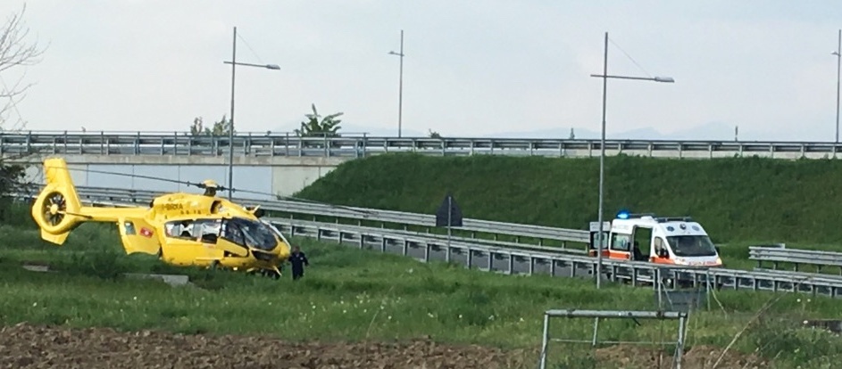 Auto travolge mamma con il passeggino