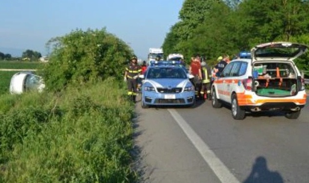 Auto travolge poliziotti