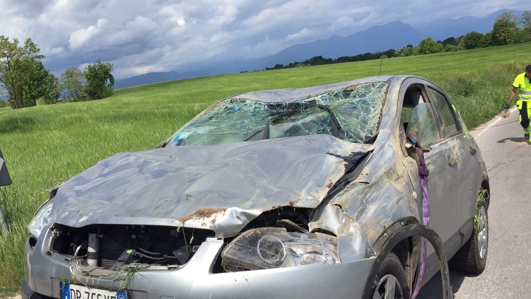 Automobile ribaltata a Vaccarolo