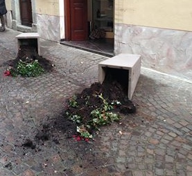 Balordi all’opera a Salò, ribaltate le fioriere