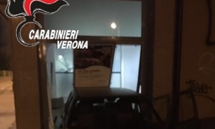 Banditi fanno saltare uno sportello bancomat a Verona