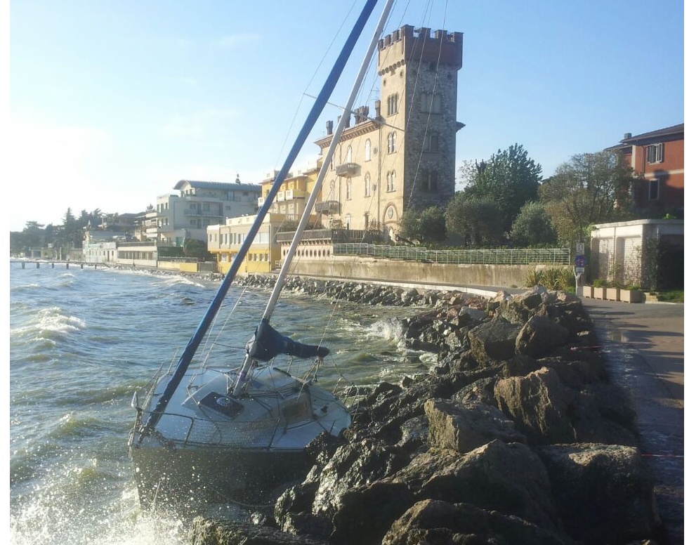 Barca contro gli scogli a Desenzano