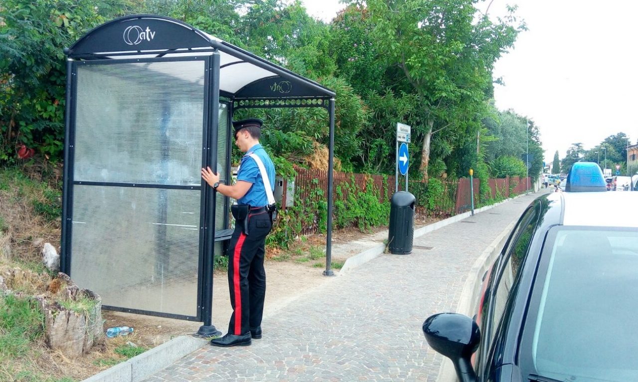Bardolino, due turisti distruggono la fermata del bus