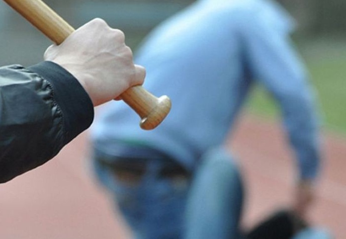 Bastonato perché chiede l’elemosina