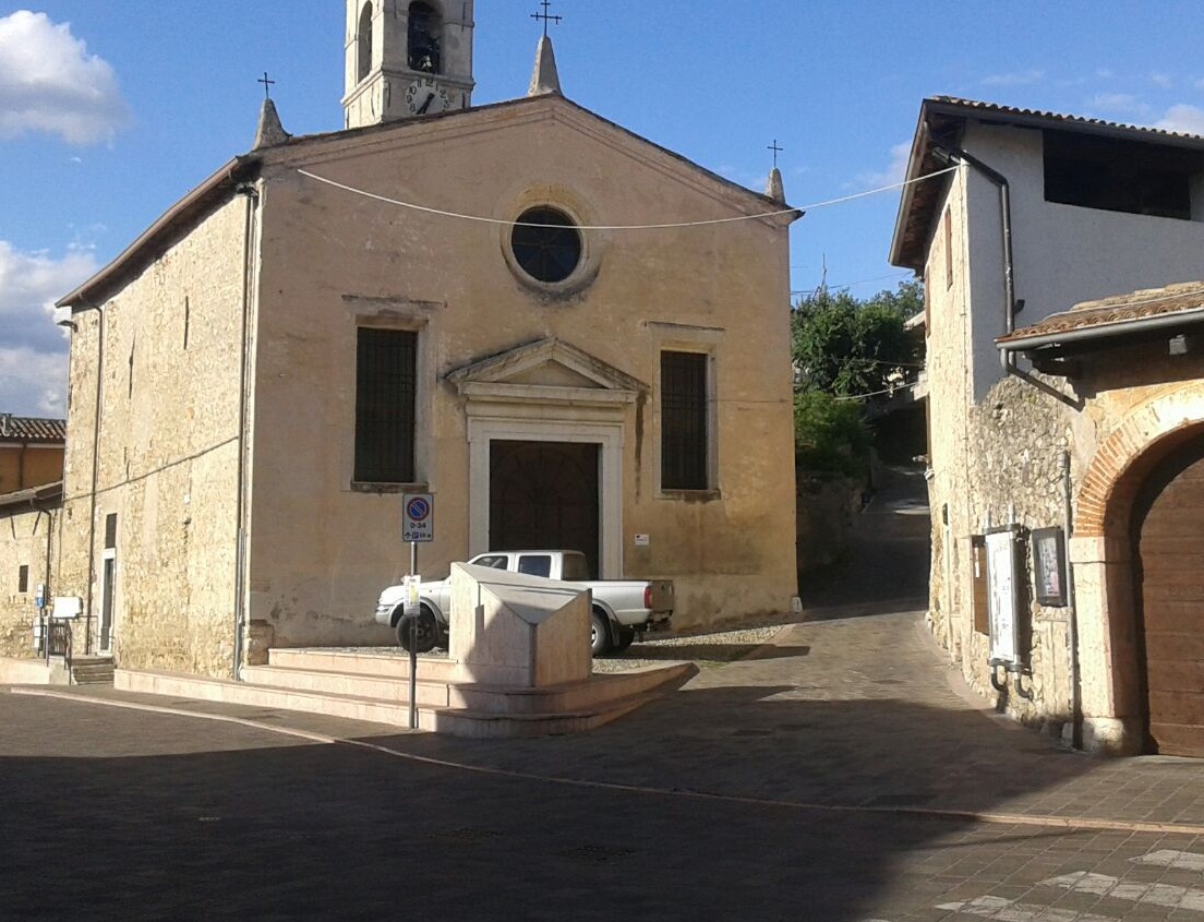 Bimba investita in piazza