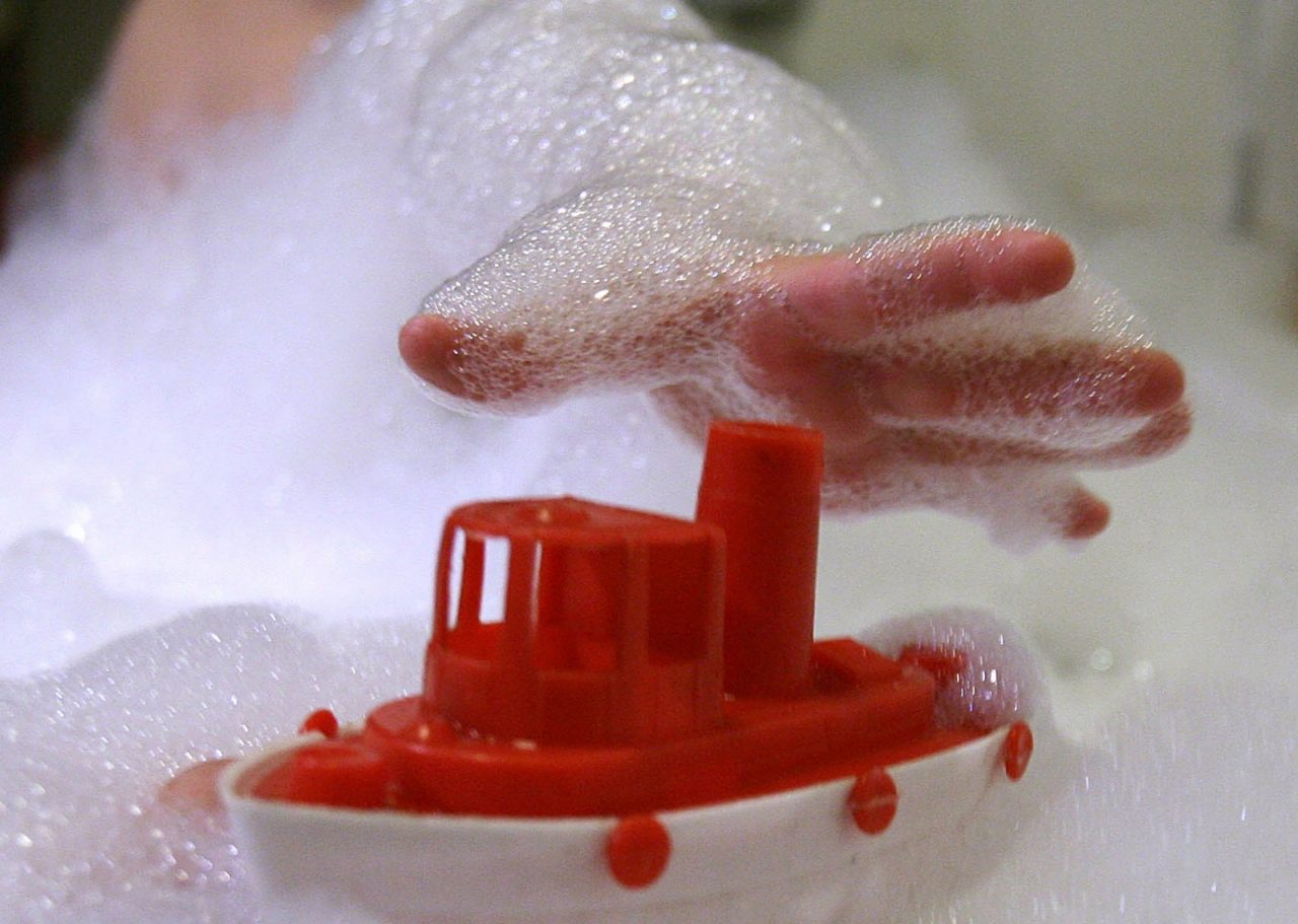 Bimba risucchiata dalla vasca idromassaggio: in coma