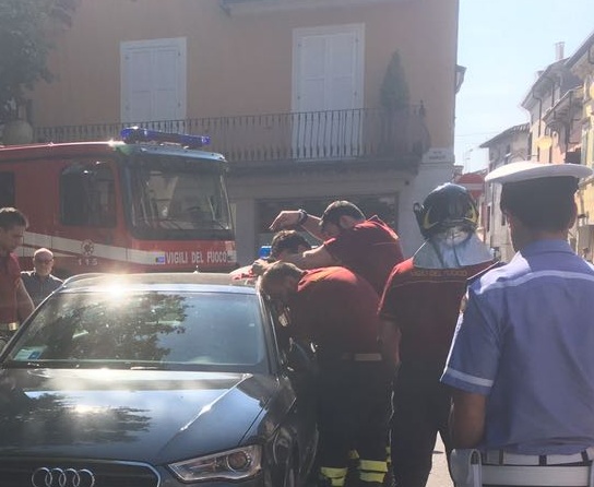 Bimbo resta chiuso in macchina, arrivano i pompieri