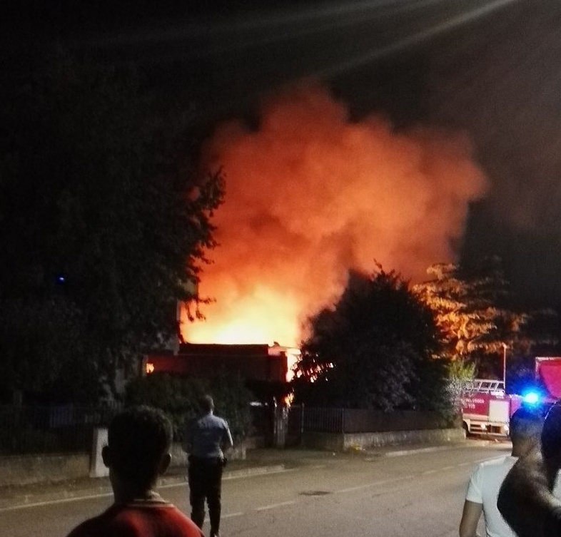 Boato e fiamme nella notte