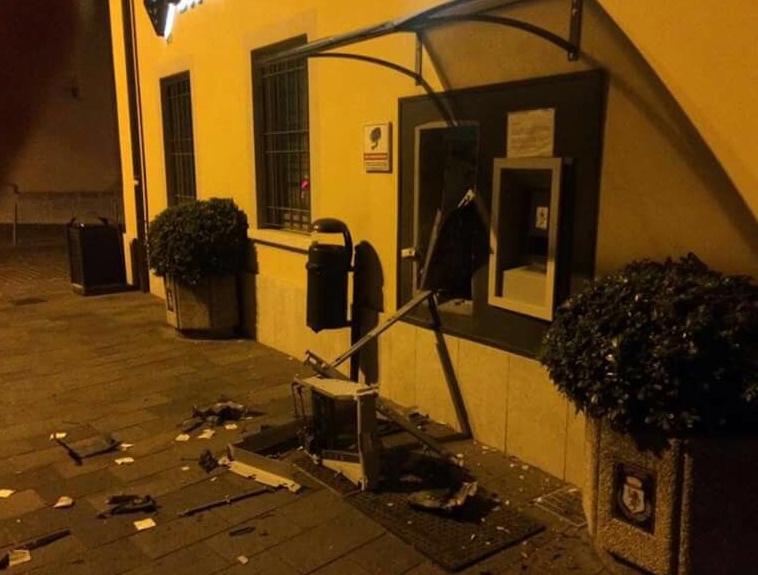 Boato nella notte, fanno esplodere bancomat di Padenghe