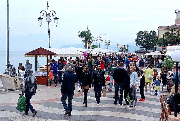 Brindisi di Pasqua all’insegna della beneficenza