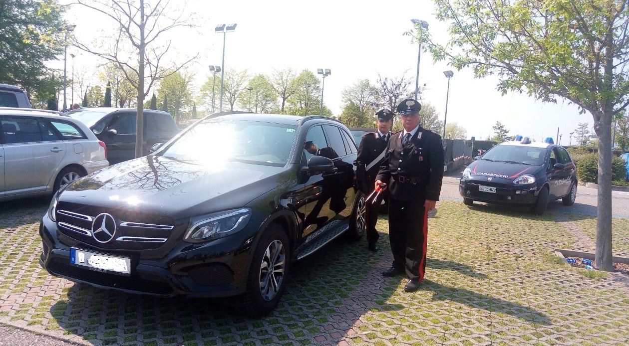 CON ARNESI DA SCASSO FRA LE AUTO IN SOSTA