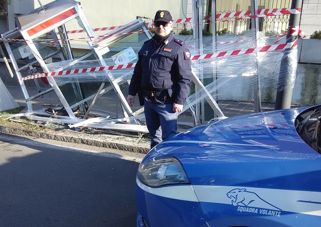 Cabine telefoniche distrutte, è stato un russo