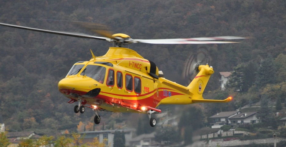 Cade dal tetto, 17enne in rianimazione