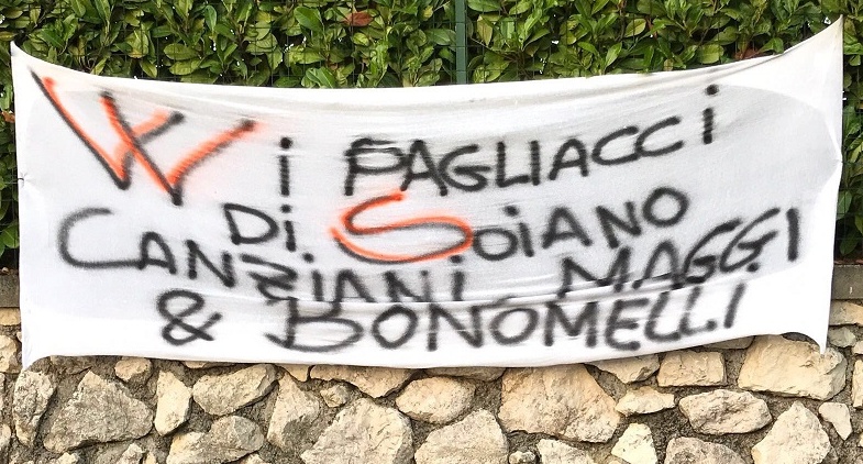 Cade la giunta e spuntano i manifesti con gli insulti