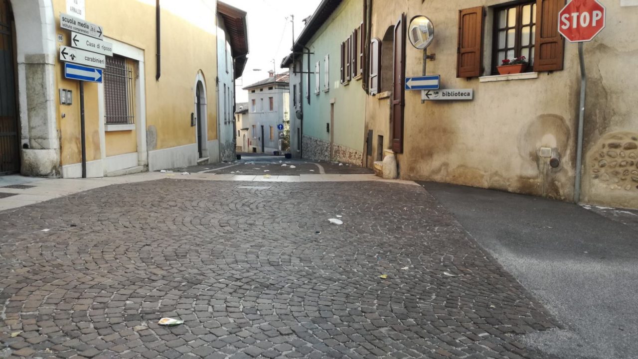 Petardi e rifiuti dopo la notte di Halloween a Calcinato