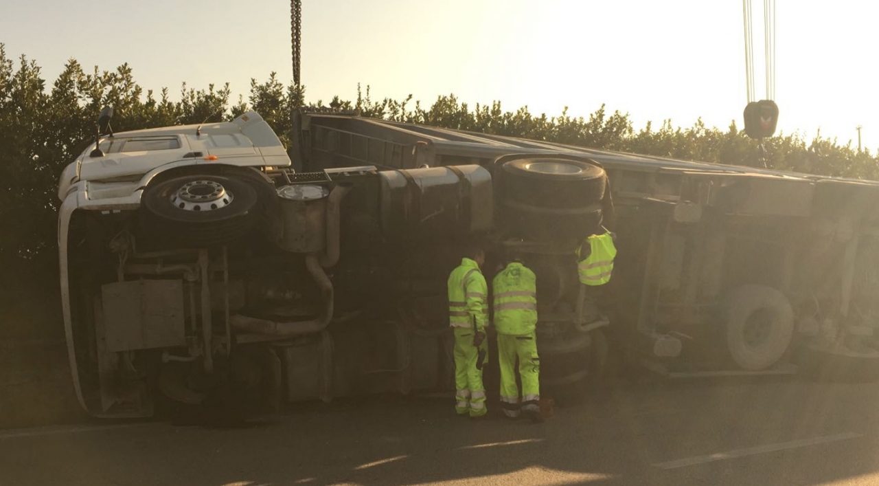 Camion ribaltato all’uscita della tangenziale