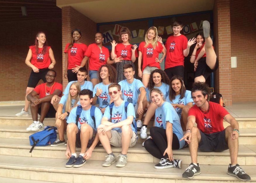 Castelnuovo parla inglese: 123 bimbi e ragazzi sul palco Dim