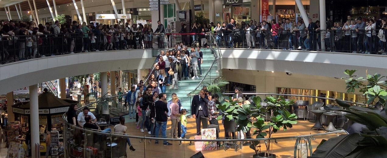 Centinaia di fan per il firmacopie di Gabbani