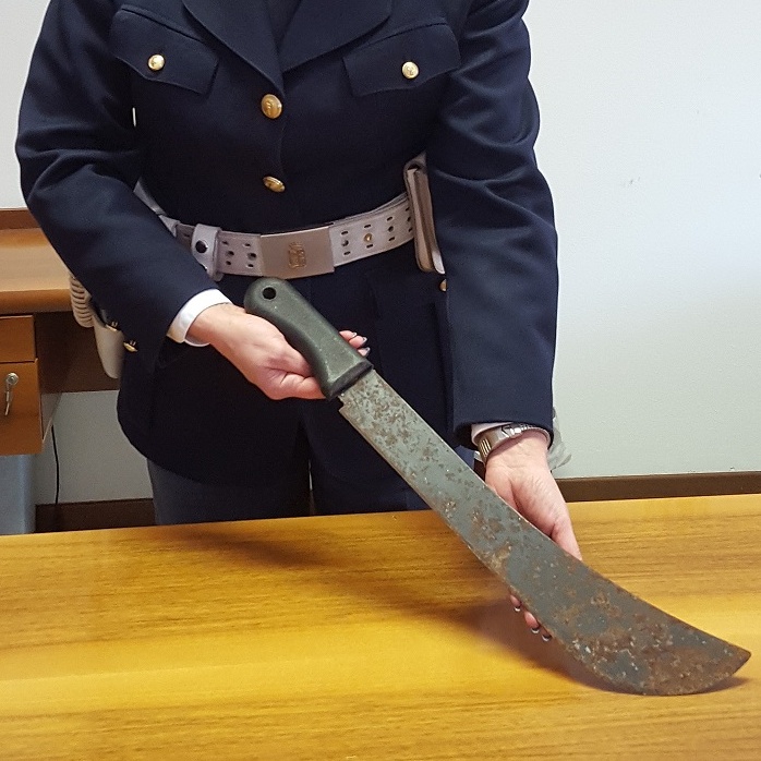 Col machete fuori dal ristorante, è libero