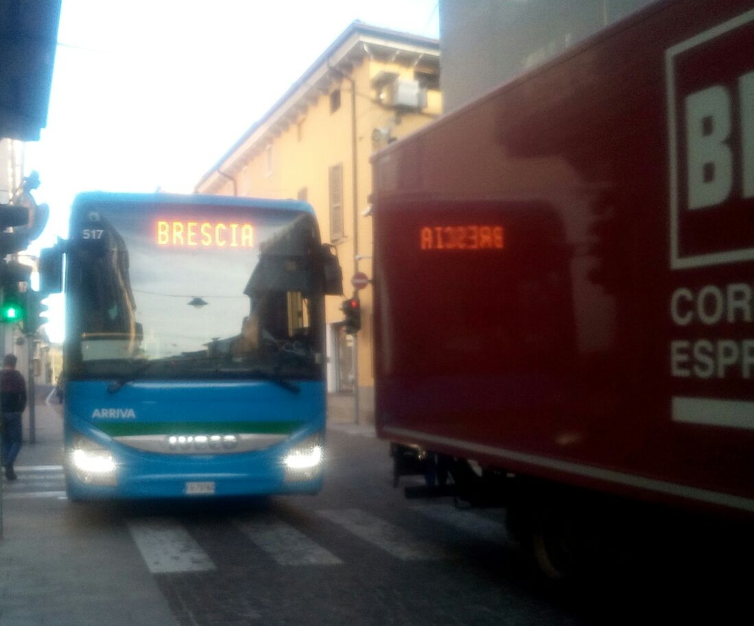 Corriere blocca il centro di Lonato
