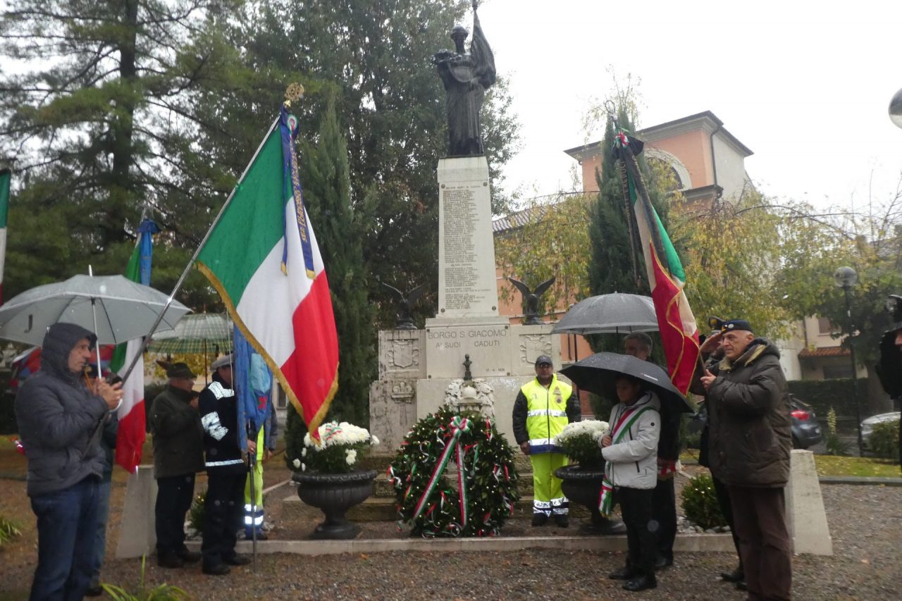 Commemorazione dei caduti sotto una pioggia scrosciante
