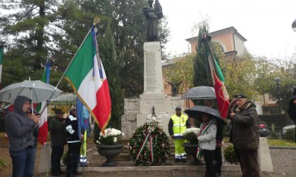 Commemorazione dei caduti sotto una pioggia scrosciante