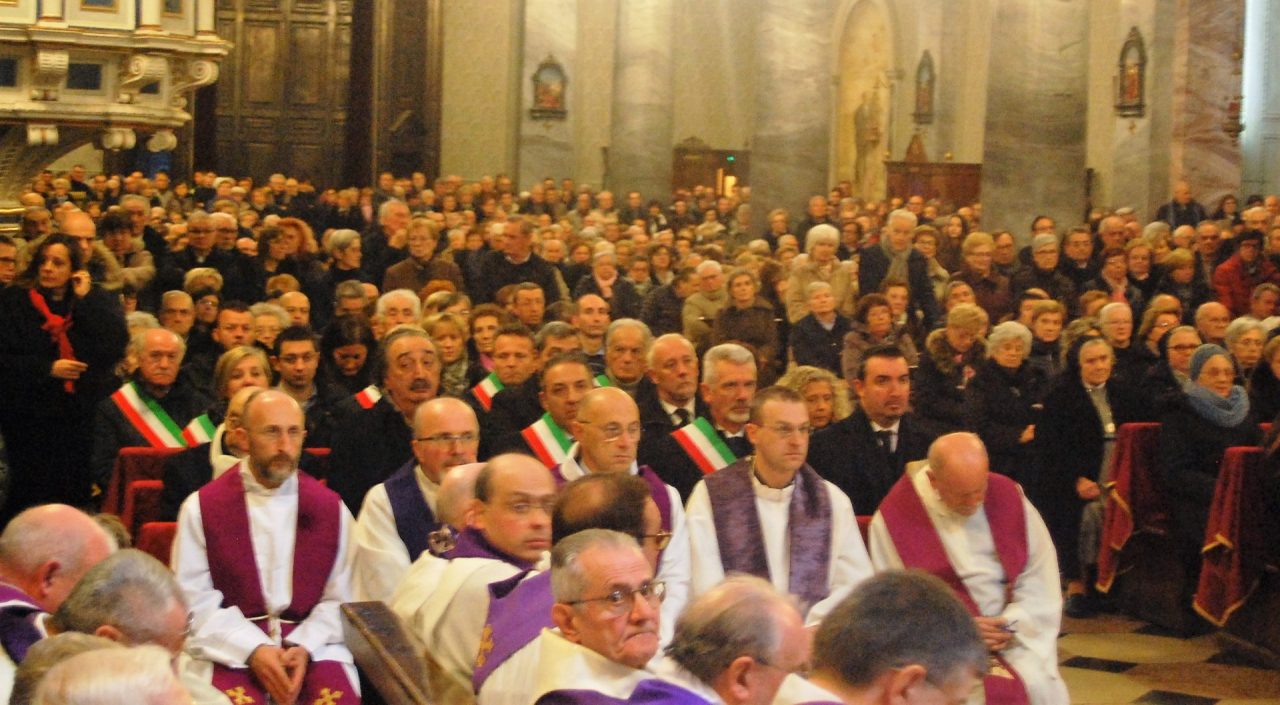 Chiesa gremita per l’addio al monsignore